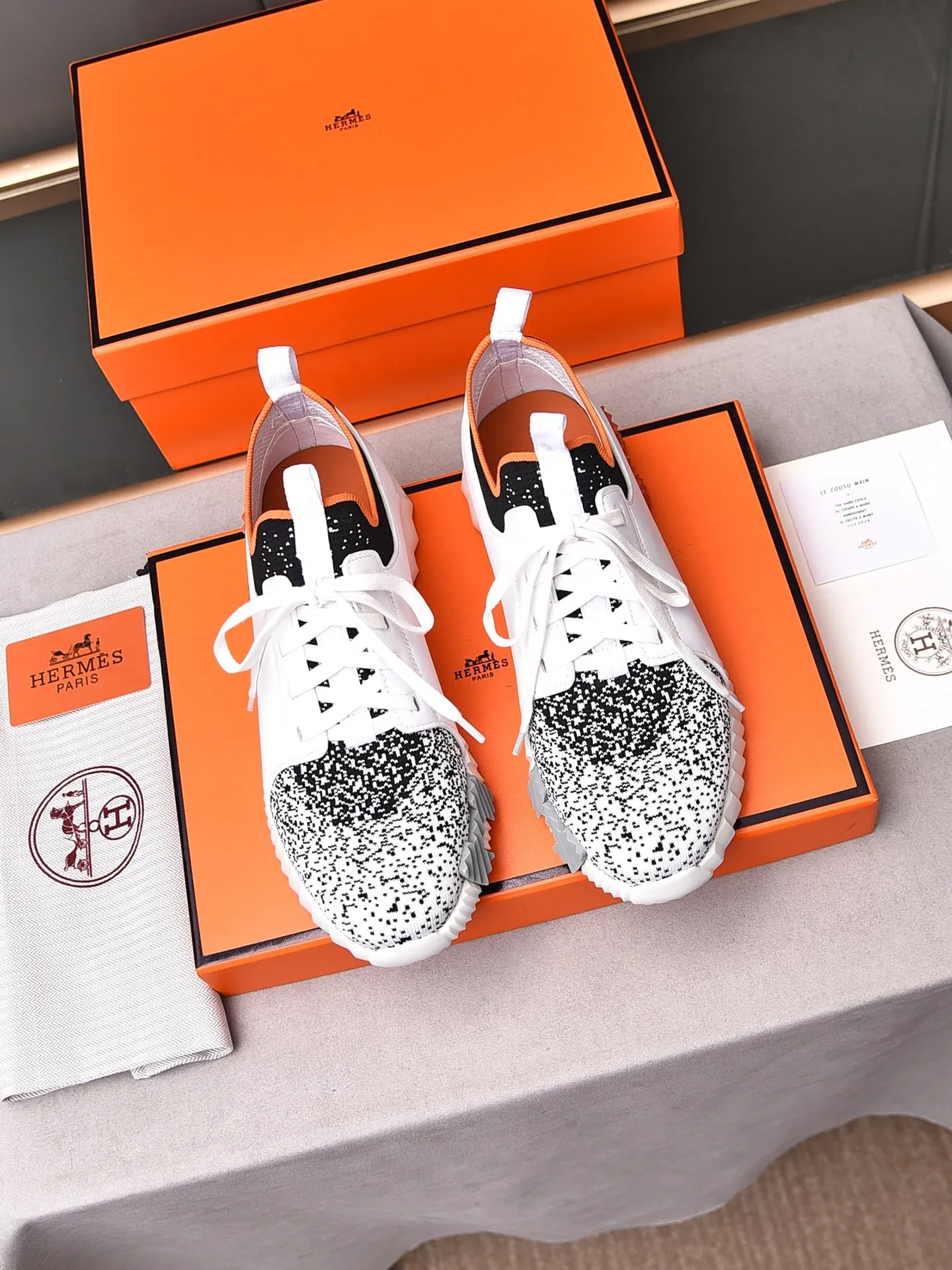 Factory price PP600 [Hermes] fe new arrival~ New Bouncing sneakers are the most comfortable shoes from Hermès, no one else⃣️. They are very light on the feet and look great. You won’t feel tired even when you go shopping and running around. 👍 Very light and comfortable, very light, suitable for both sports and leisure, and feel great when you step on them! It’s up to you to choose, there’s always what you want~ ✔️Fabric: Imported first-layer cowhide + high-elastic fly weave ✔️Inner lining: Imported water-dyed cow lining ✔️Outsole: Seamless combination of IP+TPU (multi-color letters) German technology irradiation machine ✔️Code number: Male 38-44 (45 customized)